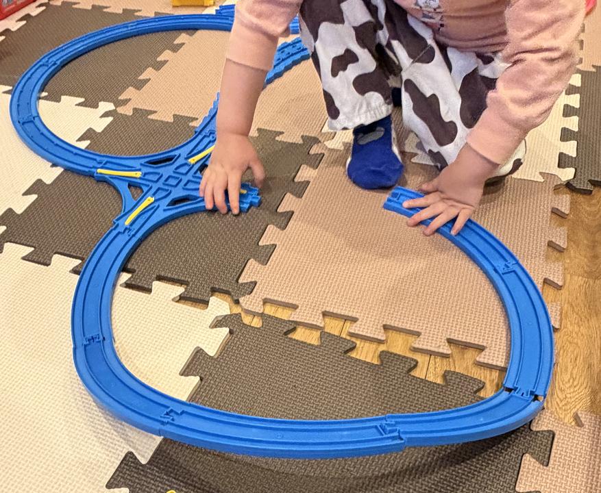 2歳児がプラレールの高低差レイアウトに挑戦している様子