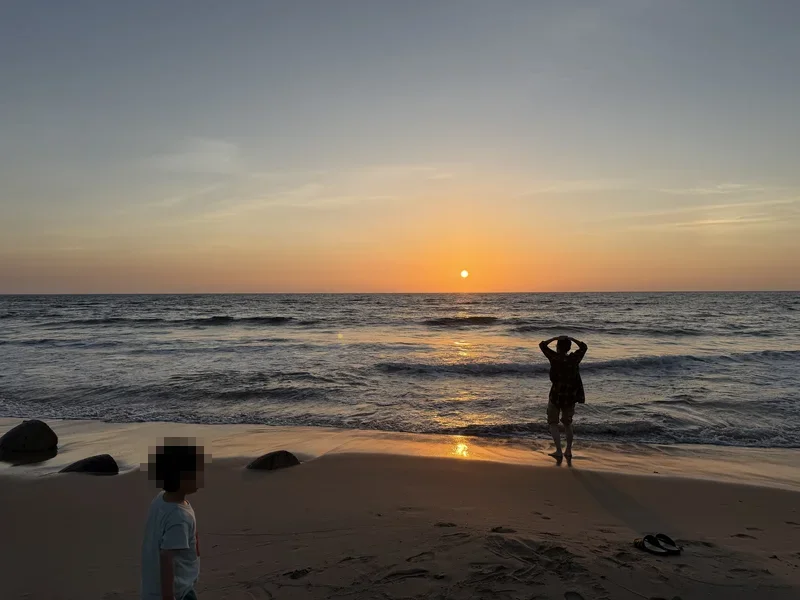 夕焼け間近の波打ち際で遊ぶ様子
