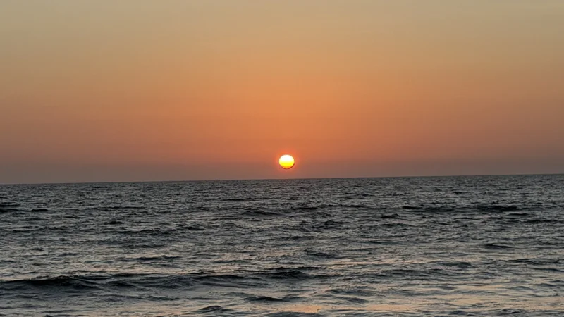 水平線に沈む夕日